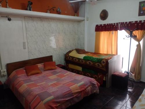 een slaapkamer met een bed en een raam bij Guiñazú in Junín