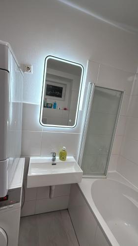 Lovely 1BR &1LR Apt with WiFi Near Amusement Park