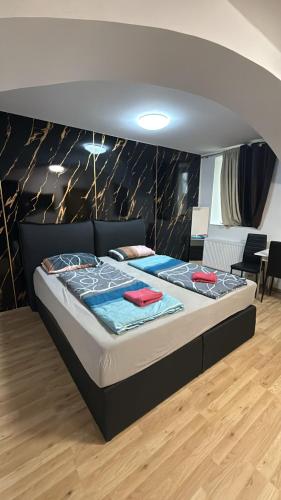 Lovely 1BR &1LR Apt with WiFi Near Amusement Park