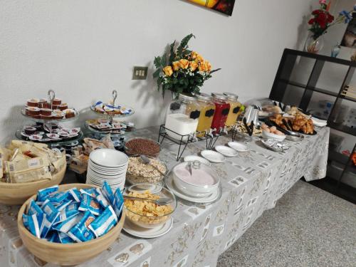 Una mesa con un buffet de comida encima en La Fenice Hotel, en Reggello