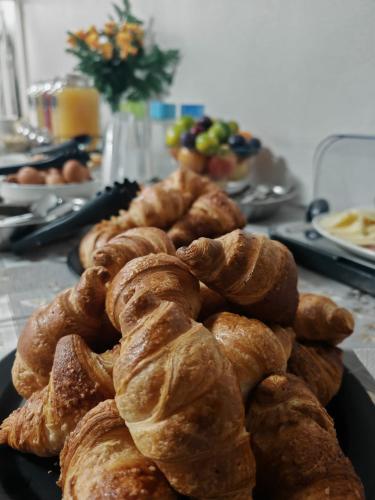 Una pila de pasteles en un plato sobre una mesa en La Fenice Hotel, en Reggello