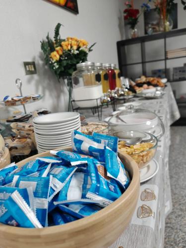 Una mesa con un bol de fichas azules y blancas en La Fenice Hotel, en Reggello