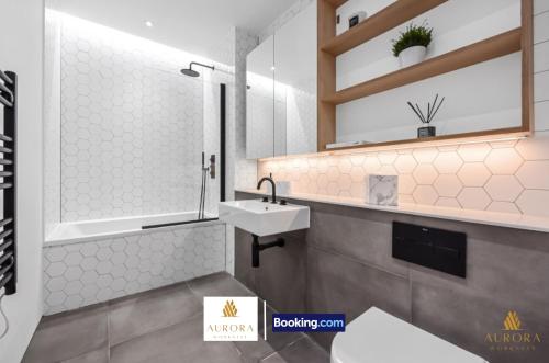 Koupelna v ubytování Spacious 2BDR Apartment By Aurora WorkNest Short Lets & Serviced Accommodation London With Wi-Fi, Fitness Centre & City View
