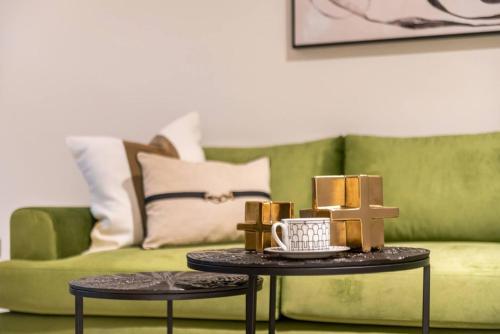 - un salon avec un canapé vert et une table basse dans l'établissement 1bedroom Apartment At Loreto, à Dubai Marina