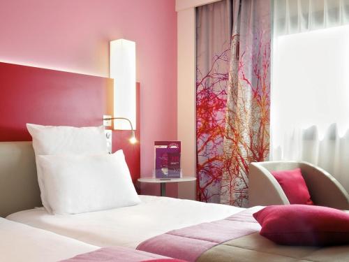 Ένα ή περισσότερα κρεβάτια σε δωμάτιο στο Mercure Paris Montmartre Sacré Coeur