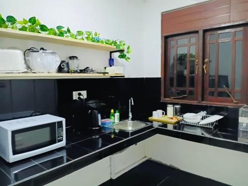 Η κουζίνα ή μικρή κουζίνα στο Yala Quest Safaris-Tours-HomeStay