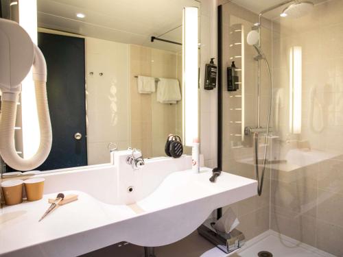 a bathroom with a sink and a shower at ibis Styles Besançon in Besançon
