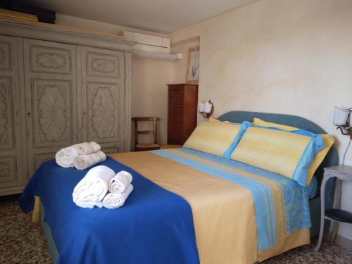 Ένα ή περισσότερα κρεβάτια σε δωμάτιο στο IL NIDO BY LUISA - Beautiful Terrace - Near the Station