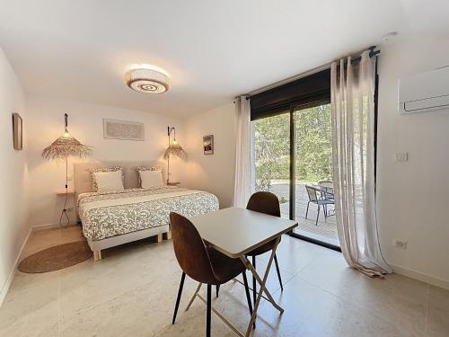 เตียงในห้องที่ Suite parentale située dans le triangle d'or du Luberon