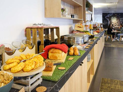 ホテルの敷地内または近くでの食事または食べ物