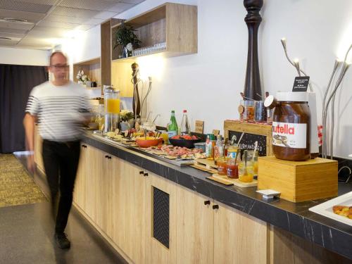 トゥールーズにあるノボテル トゥールーズ ピュルパン アエロポールの台所立ち