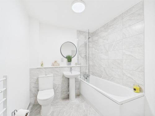 Ένα μπάνιο στο Relaxing Cooden Escape Stylish 3 Bed Flat