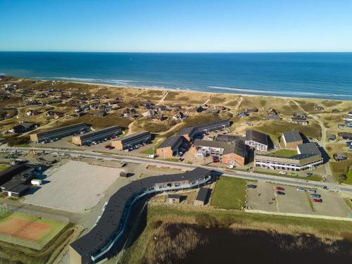 una vista aérea de un aparcamiento junto al océano en Søndervig Holiday Center, en Ringkøbing