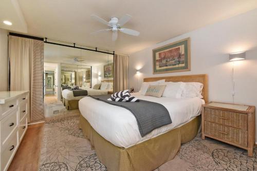 Postel nebo postele na pokoji v ubytování Kaleialoha 210 · KA 210 OceanFront 1BD Tropical Getaway w AC