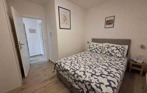 VranjakにあるHoliday home Vranjak by Villas Guideのベッドルーム1室(白と黒の掛け布団付きのベッド1台付)