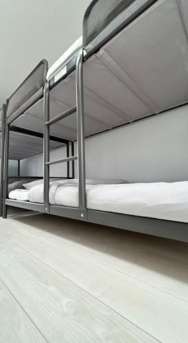 Dos literas en una habitación con suelo de madera. en ゲストハウス, en Nagasaki