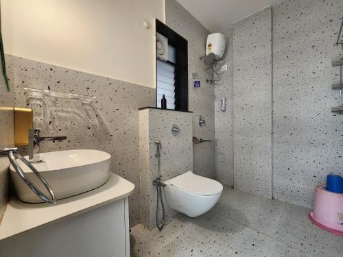 Ένα μπάνιο στο Goa Luxe 1BHK Apartment with Gym, Pool, Amenities - 5 Minutes Walk to Candolim Beach