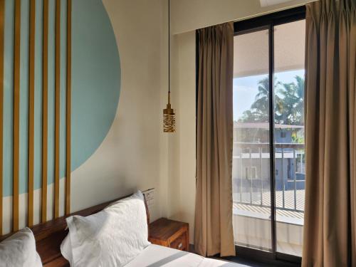 Ένα ή περισσότερα κρεβάτια σε δωμάτιο στο Goa Luxe 1BHK Apartment with Gym, Pool, Amenities - 5 Minutes Walk to Candolim Beach