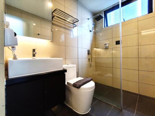 un bagno con wc, lavandino e doccia di Genting SkyFoggyColdInn2R2B AT Ion Delemen a Resorts World Genting
