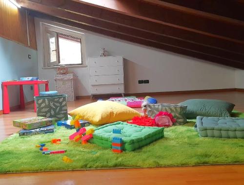 OnoreにあるLa Casa di Angiの子供が部屋のベッドに横たわる場合