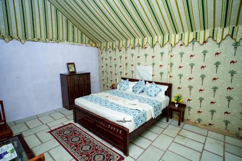 斋沙默尔Desert Capital Resort的壁纸客房内的一间卧室配有一张床