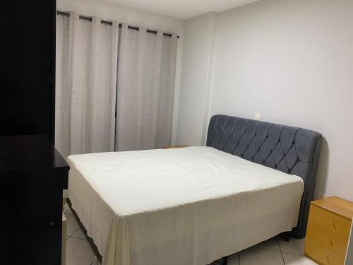イタペマにあるApartamento Meia Praiaのマットレス付きの小さな部屋のベッド1台分です。