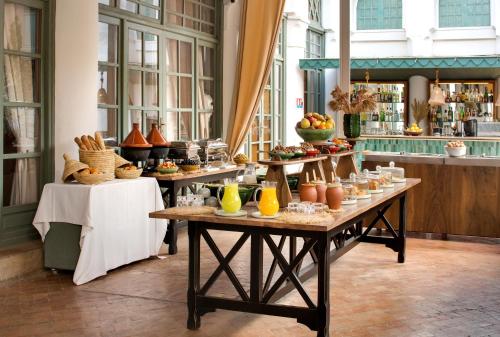 um buffet de comida numa mesa num quarto em Les Jardins De La Médina em Marraquexe