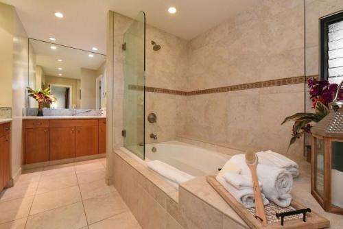カハナにあるKapalua Ridge Villas 1521 · KRV 1521 Remodeled 1BD Kapalua Villaの浴槽とシャワー付きの広いバスルーム