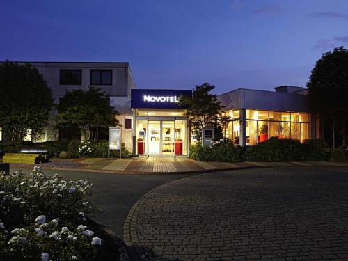 une vue nocturne d'un musée avec un bâtiment dans l'établissement Novotel Coventry, à Coventry