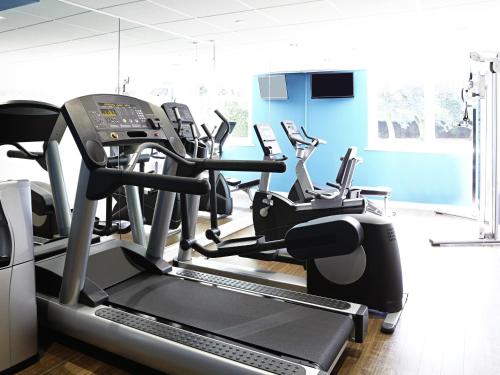 - une salle de sport avec plusieurs appareils de cardio-training dans l'établissement Novotel Coventry, à Coventry