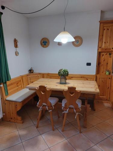 a dining room with a wooden table and chairs at Lo chalet di Lucky in Campodolcino