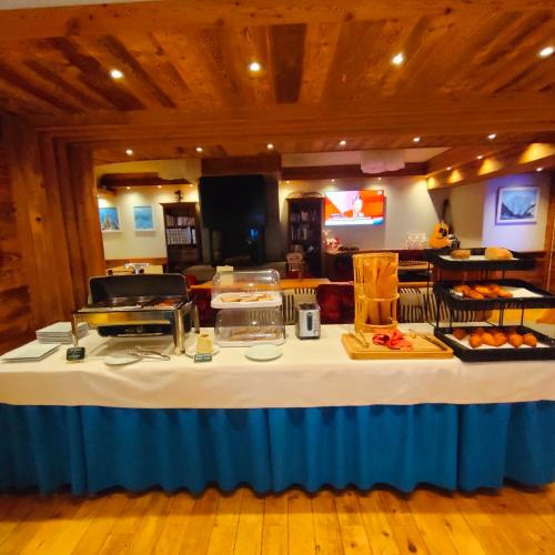 una mesa con comida en una habitación en Park Hotel Suisse & Spa, en Chamonix-Mont-Blanc