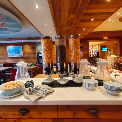 Un mostrador con varios jarrones y cuencos de cristal encima. en Park Hotel Suisse & Spa, en Chamonix-Mont-Blanc