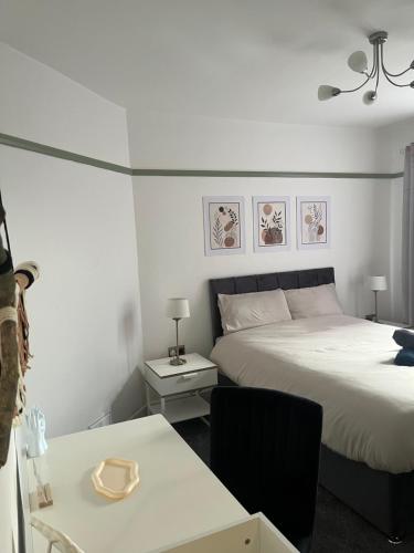 ウォラシーにあるThe Bohe Homeのベッドルーム1室(ベッド2台、テーブル、椅子付)