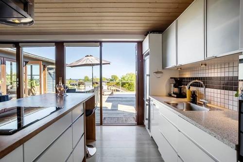 Kuchyň nebo kuchyňský kout v ubytování Luksussommerhus På Langeland Med Havudsigt!