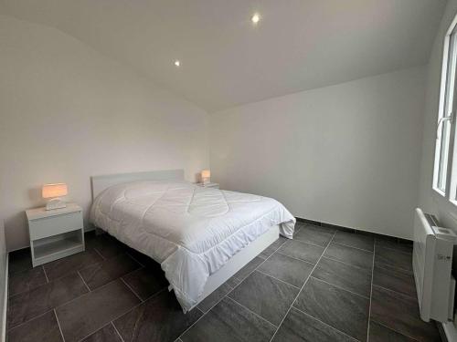 ein Schlafzimmer mit einem weißen Bett und Fliesenboden in der Unterkunft Maison neuve proche plage, 3 chambres, 6 couchages à Saint-Denis d'Oléron - FR-1-246A-374 in La Michelière