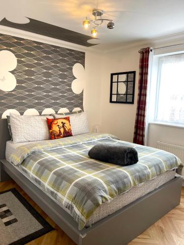 - une chambre avec un grand lit escamotable dans l'établissement Eldridge Court Apartment, à Dagenham