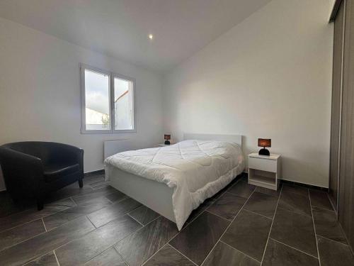 ein Schlafzimmer mit einem Bett und einem Stuhl und einem Fenster in der Unterkunft Maison neuve 3 chambres à 2 pas de la plage - FR-1-246A-377 in La Michelière