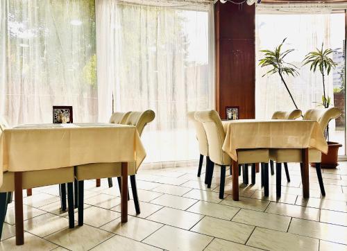 ブダペストにあるHotel Amadeusの窓のある部屋(テーブルと椅子付)