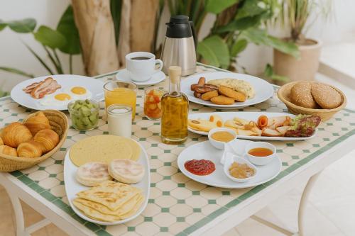 uma mesa com pratos de café da manhã sobre ela em Les Jardins De La Médina em Marraquexe