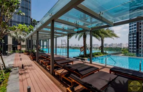 una piscina en la parte superior de un edificio con tumbonas en Landmark 81 Imperial Tower Hotel & Skyline Lounge in Ho Chi Minh City, en Ho Chi Minh
