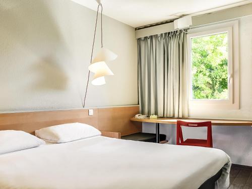 Postel nebo postele na pokoji v ubytování ibis Montélimar Nord