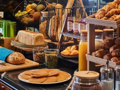 Een uitstalling van brood en andere gebakswaren op een toonbank. bij Mercure Paris Butte Montmartre Basilique in Parijs
