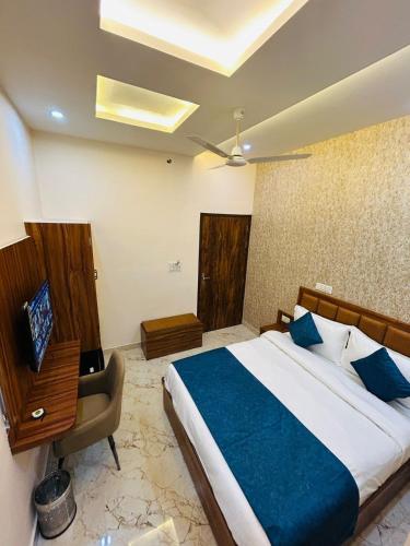 Giường trong phòng chung tại Hotel DVL INN- Near Jalmahal Jaipur