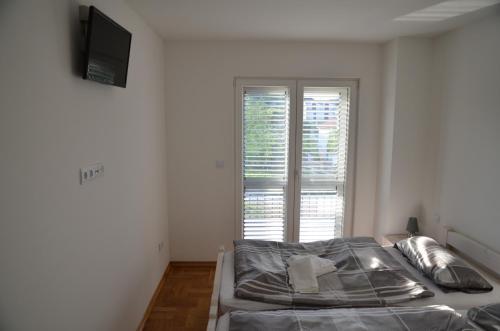 a bedroom with a bed and a window at Ferienhaus FILI Insel Murter mit privaten Pool und großer Terrasse in Murter