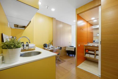 una cocina con fregadero y encimera en Abarco Apartments, en Santa Coloma