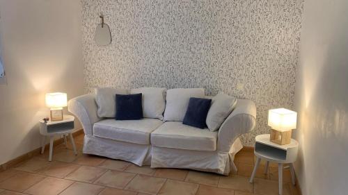 Chambre et salon 4 personnes, salle de bains et WC privés dans maison provençale chez l'habitant