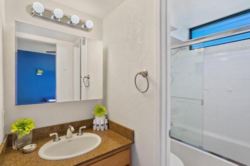 Ένα μπάνιο στο Kihei Akahi C302 · AKH C302 Spacious 2BD Condo w Ocean Breeze AC