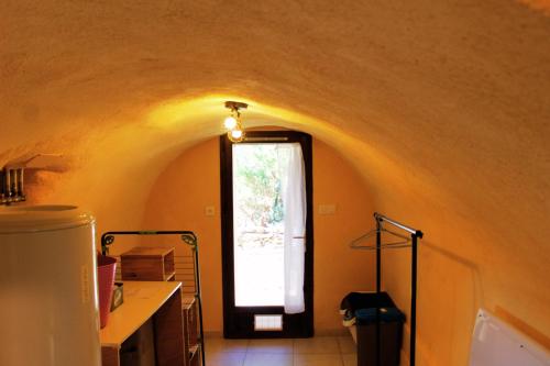 a kitchen with a hallway with a window at Le Cabanon d'Andréa in Forcalquier