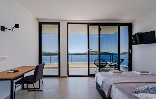 une chambre avec un lit, une table et des chaises dans l'établissement Villa Evia by Villas Guide, à Prižba